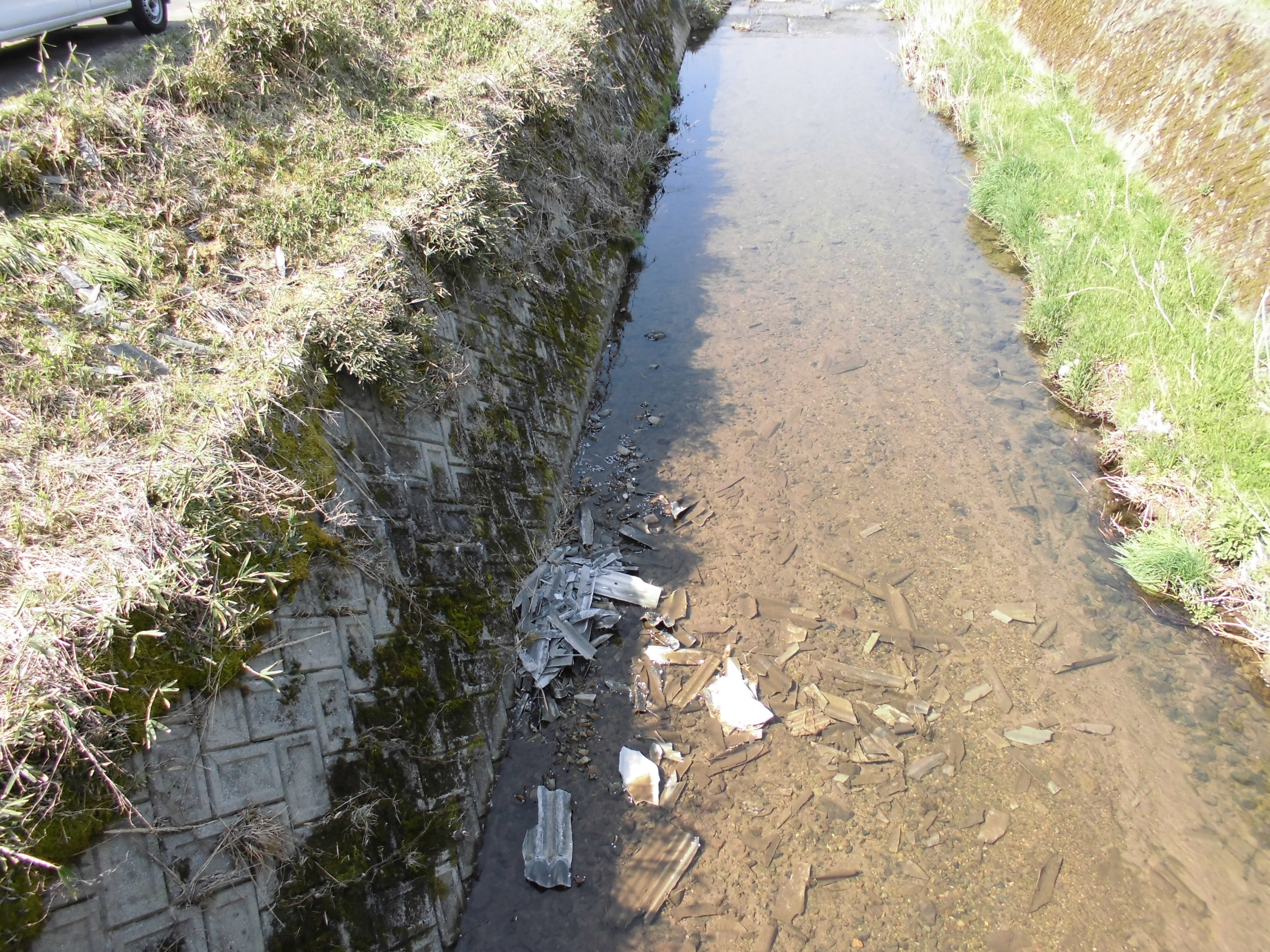 河川の産業廃棄物の不法投棄の画像