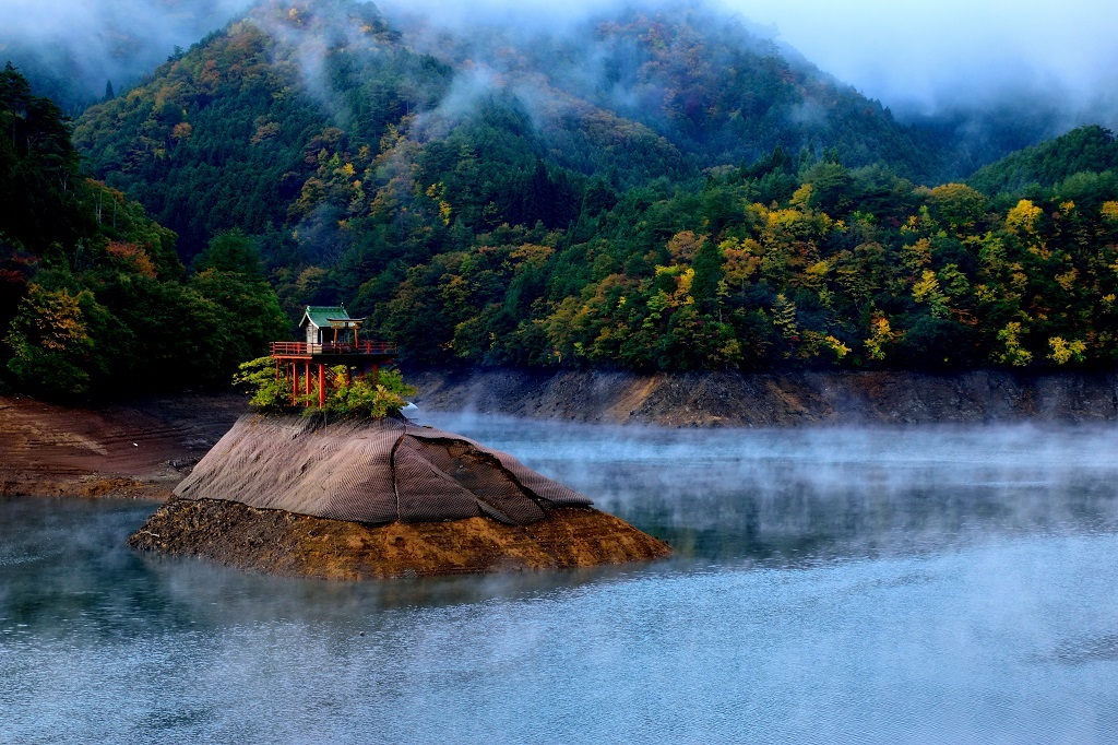 優秀賞　『銀山湖の朝』　入江　富子　（撮影場所　銀山湖）の画像