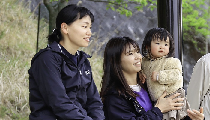 子どもを見守るお母さんたち