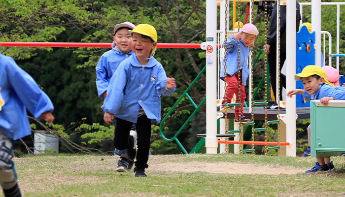 遊具で遊ぶ子どもたち