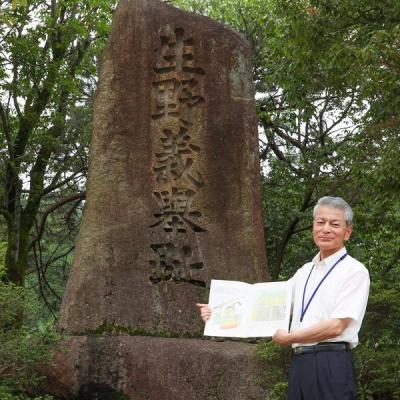 歴史絵本をPRする岡田館長