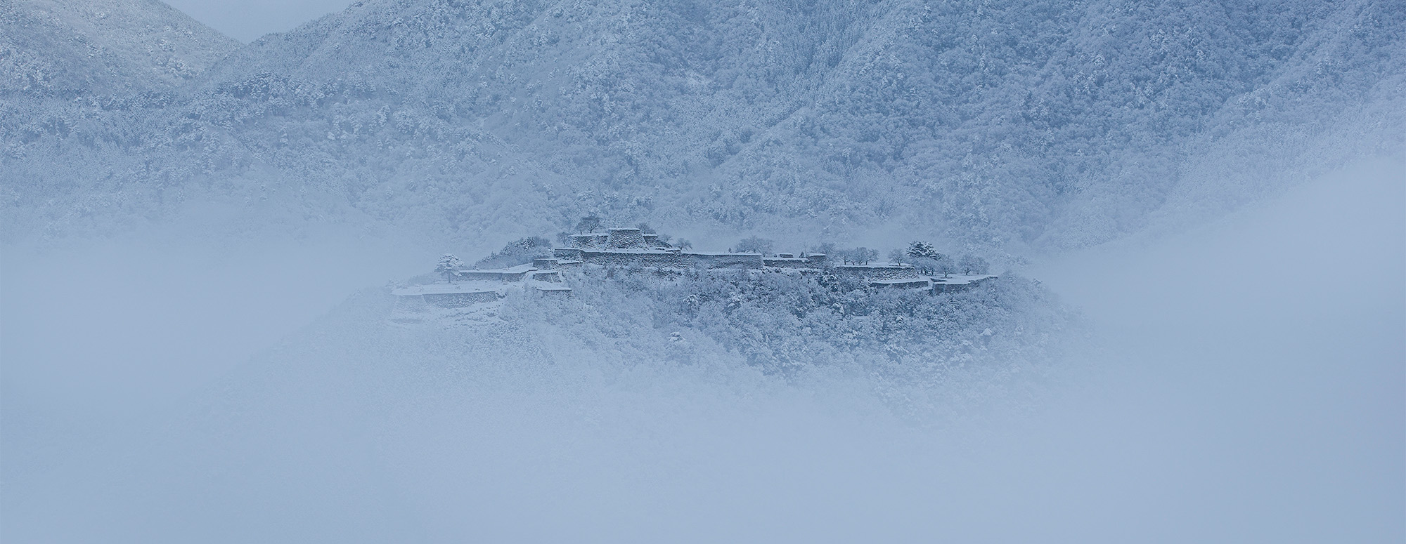 幻雪の白虎城（朝来フォトコンテスト2022優秀賞）