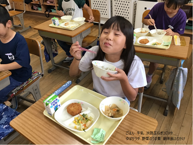 給食するこども