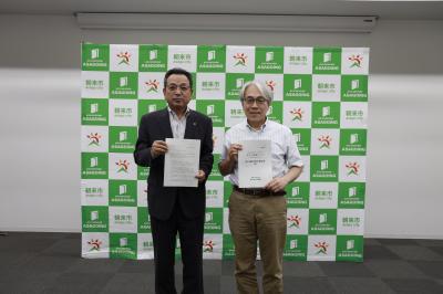 答申時の藤岡市長と草郷会長