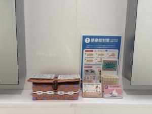 生理用品を女性トイレに設置している写真です。