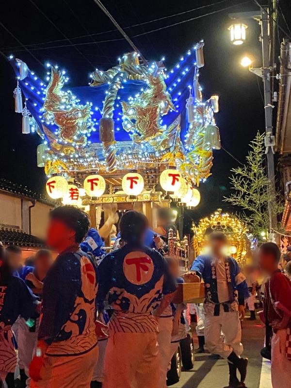 竹田秋祭りで屋台の神輿が竹田城下町周辺を通行する様子