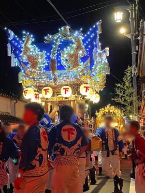 竹田秋祭りで屋台の神輿が竹田城下町周辺を通行する様子